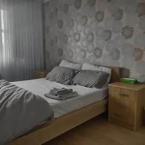 Guest house Quiet And Peaceful Double Bedroom In A Nice House With A Very Large Patio London